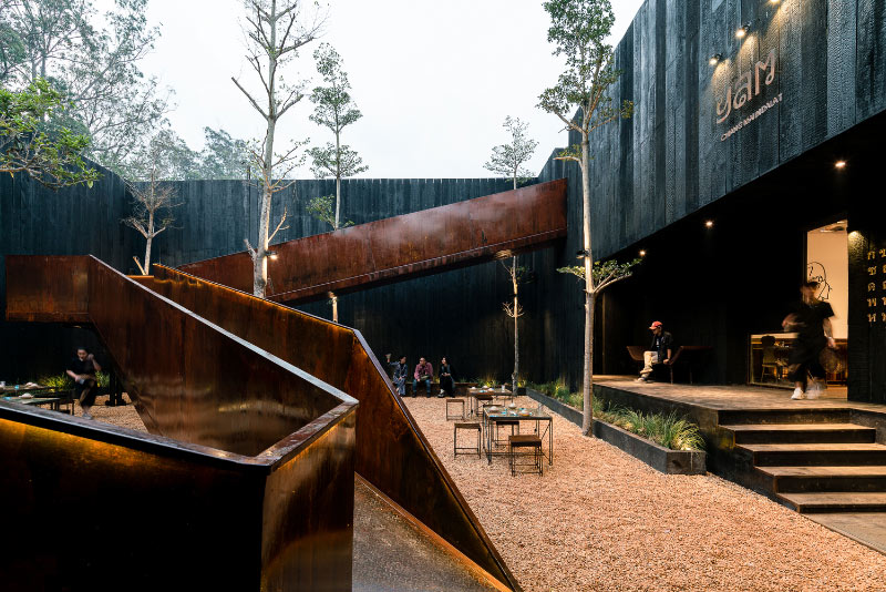 YAM thực chất là một nhà hàng, tiệm café mang phong cách Thái và là một địa điểm du lịch mới lạ ở Đà Lạt - YAM