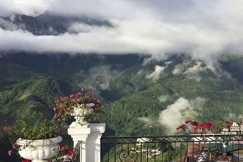 Khu vực ban công của Khách sạn Azure Sapa