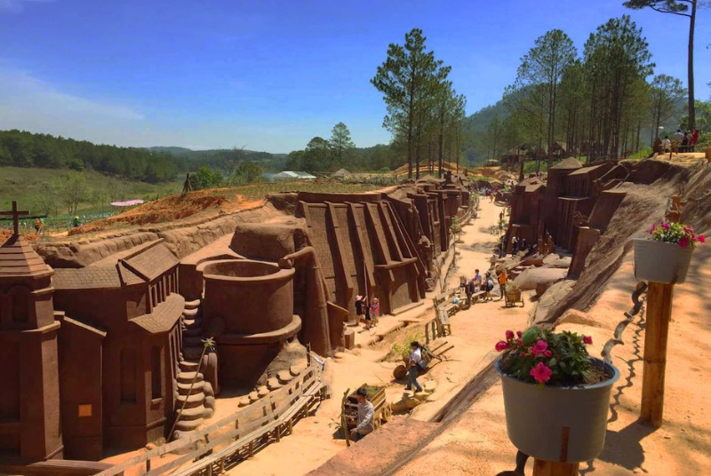 Đường hầm đất sét ở Đà Lạt