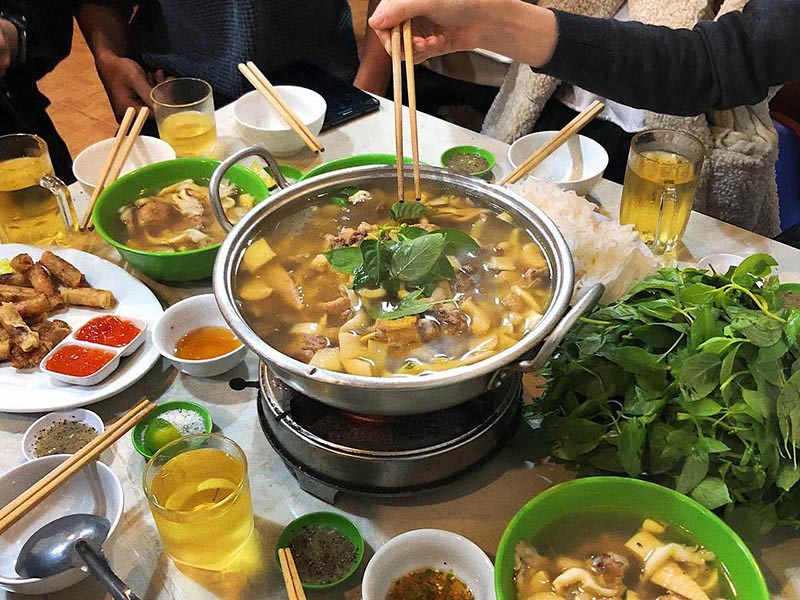 Lẩu gà lá é - Món ăn không thể bỏ qua khi du lịch Đà Lạt