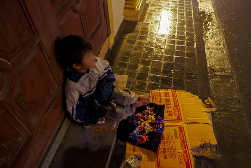 Hình ảnh trẻ em bán hàng rong ở Sapa 2