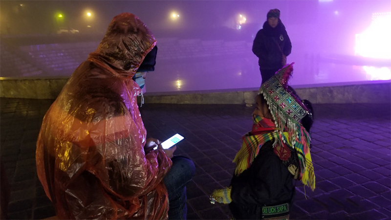 Hình ảnh trẻ em bán hàng rong ở Sapa 3