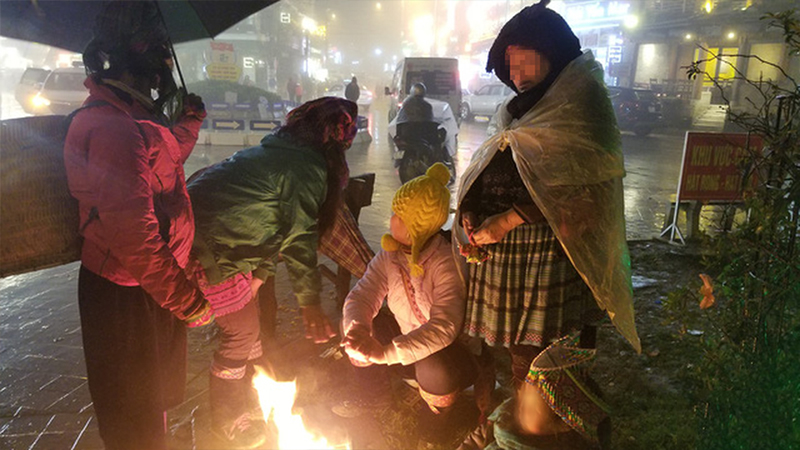 Hình ảnh trẻ em bán hàng rong ở Sapa 1