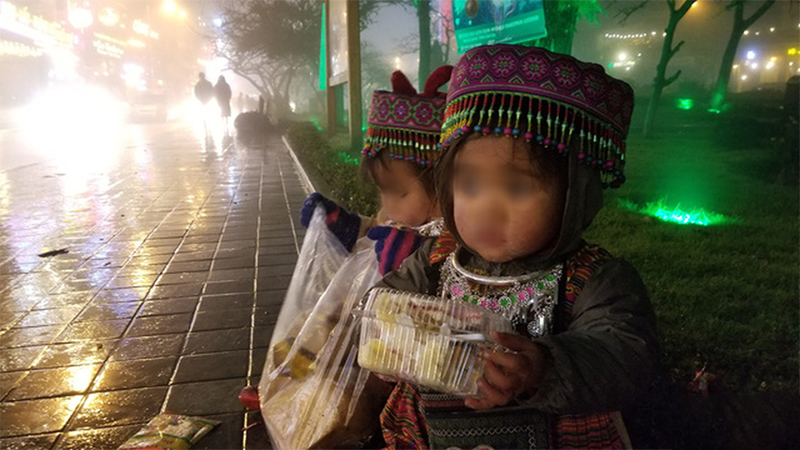Hình ảnh trẻ em bán hàng rong ở Sapa mùa đông