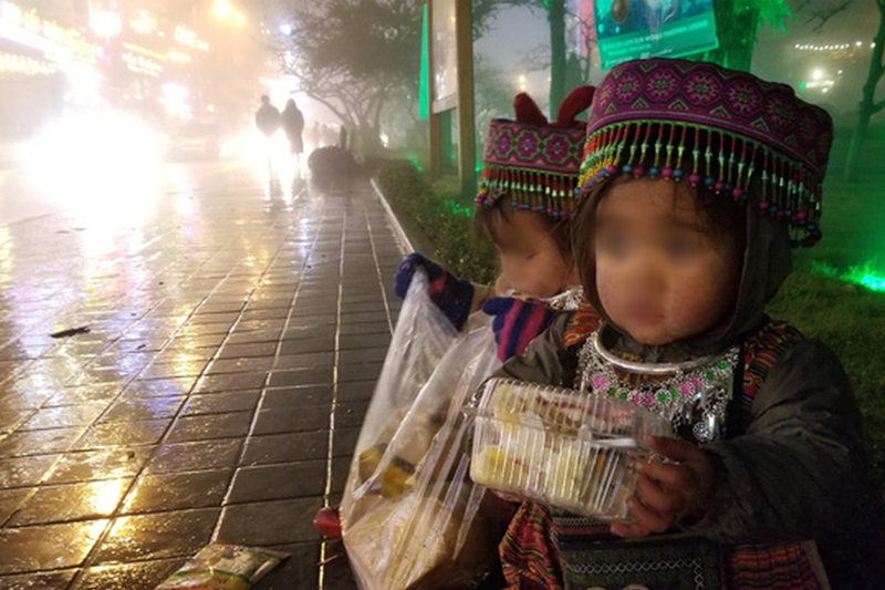Hình ảnh trẻ em bán hàng rong ở Sapa