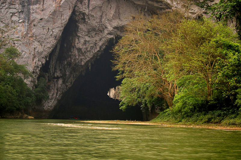 Lối vào động Puông ở vườn quốc gia Ba Bể