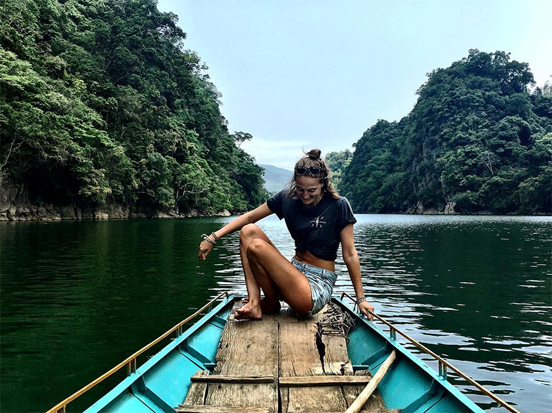 Ngồi thuyền vãn cảnh hồ