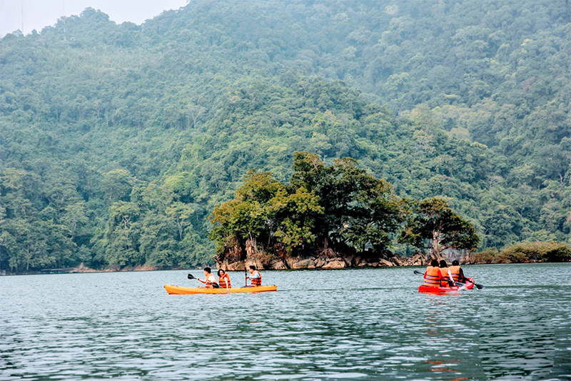 Chèo thuyền ở vườn quốc gia Ba Bể